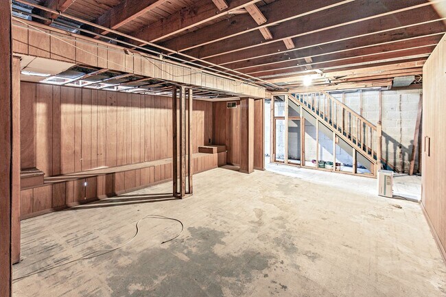 Building Photo - 5 bedroom, 2.5 bath home in Claymont