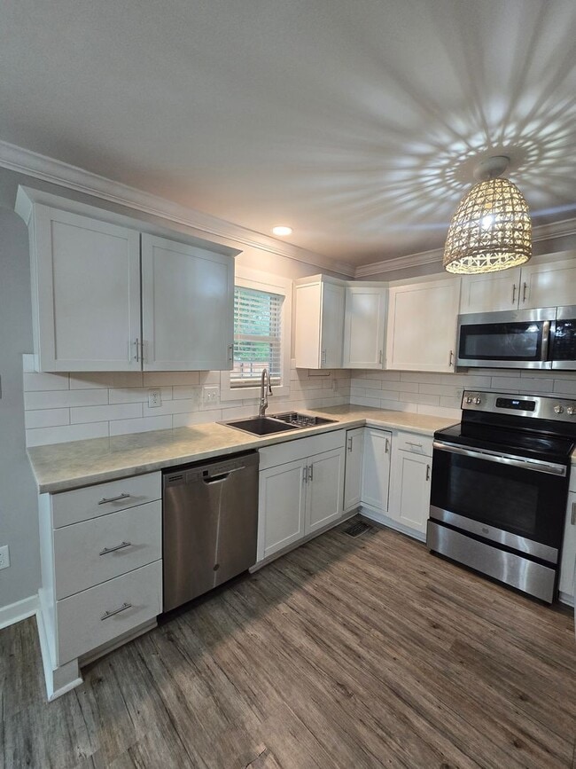 Building Photo - NEW LISTING!!!!!