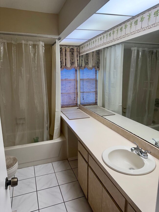 Building Photo - 2/1 Townhome Located in Carrollwood WITH G...
