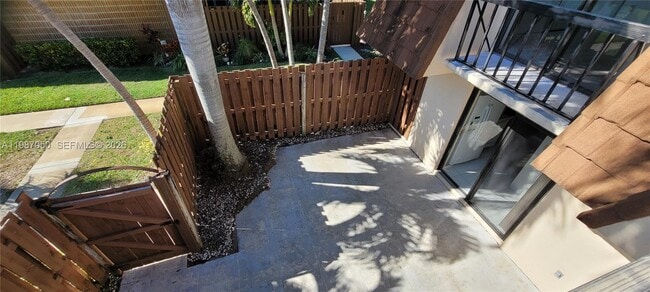 Building Photo - 825 Center St 35C