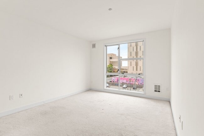 Building Photo - 585 9th St