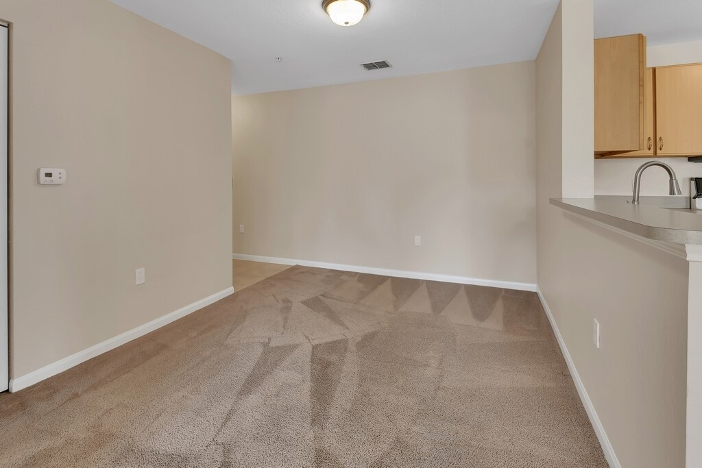 Building Photo - 940 Village Trl