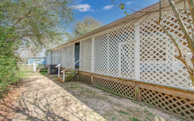 Building Photo - 15510 Cypress Garden Dr