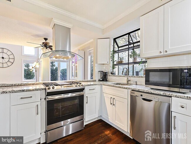 Building Photo - 540 Sayre Dr