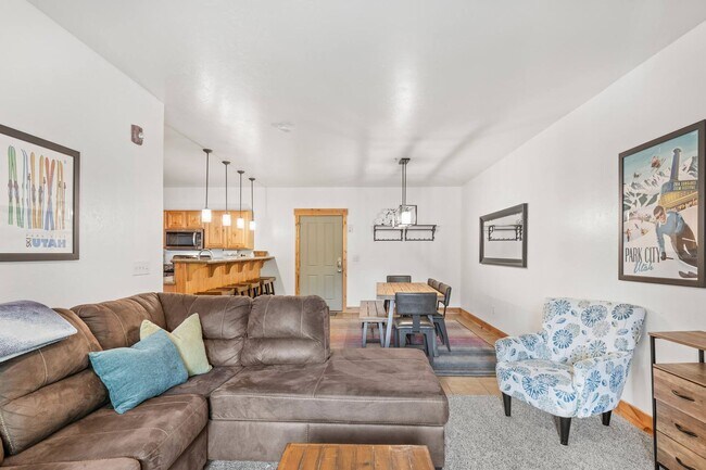 Building Photo - Stunning Furnished Park City Condo