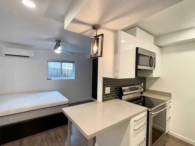 Building Photo - Furnished Studio in the Campus Area