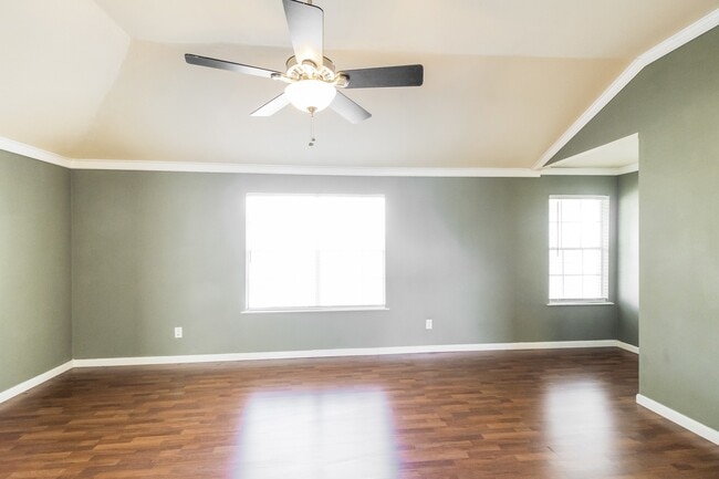 Building Photo - 4342 Lakewood Dr