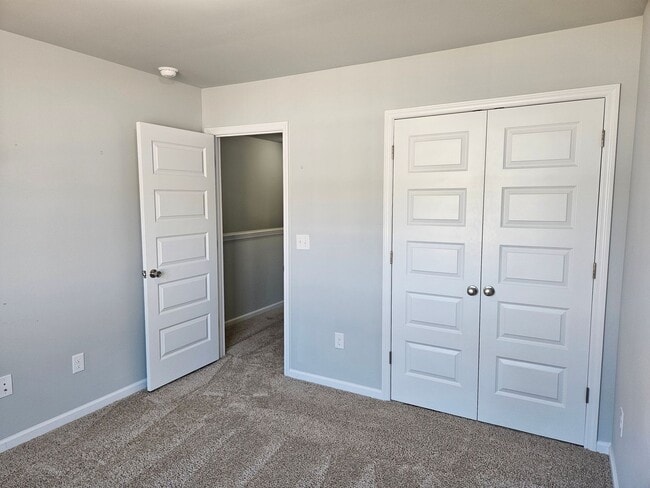 Building Photo - Beautiful unfurnished End unit - 2 bedroom...