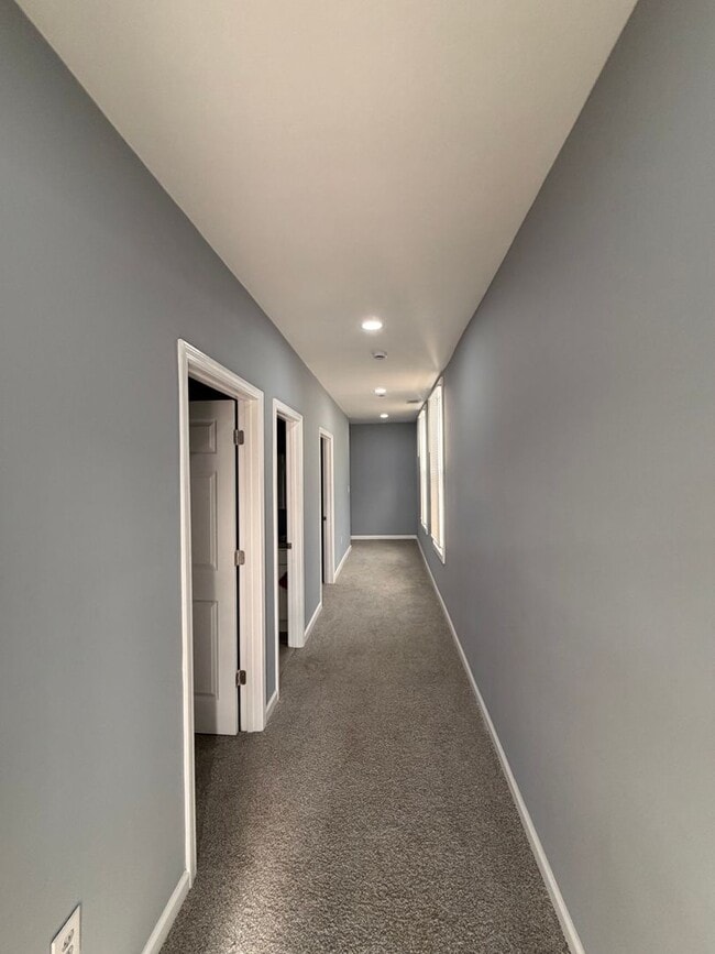 Building Photo - Beautiful Fully Renovated 2/1 Duplex!