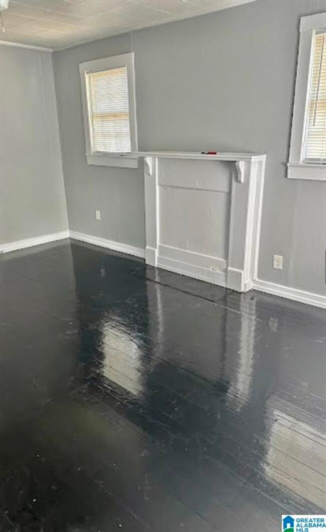 Building Photo - Newly Renovated 3 Bedroom 1 Bath Home Avai...