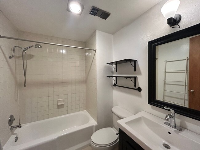 Building Photo - Beautiful 2B/2BA Condo in Mission Hills for Rent!