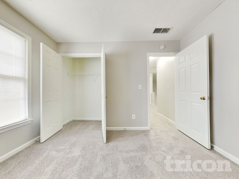 Building Photo - 2660 Binghampton Ln