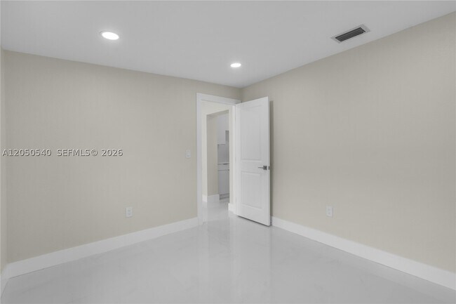 Building Photo - 2640 SW 30th Ct