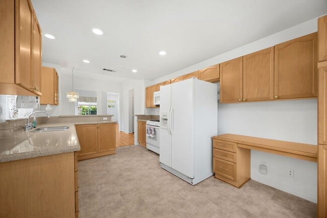 Building Photo - Adorable 2 Story 3 Bed 3 Bath Condo Gated Community