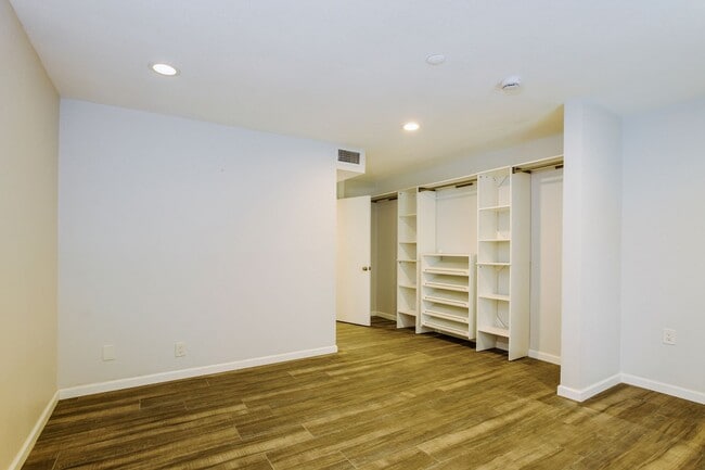 Building Photo - Discover this well-appointed 2-bedroom, 2-bath condo in Lake Forest