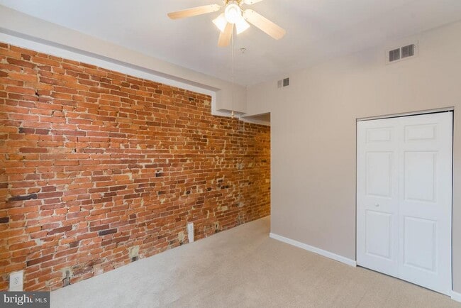 Building Photo - 1352 Kenyon St NW