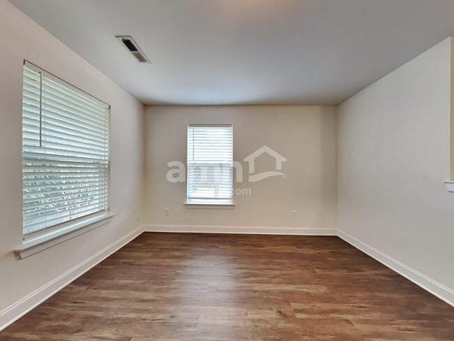 Building Photo - 423 Sablewood Dr