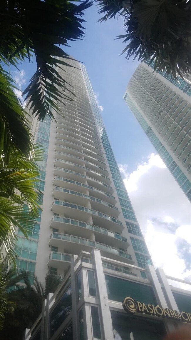 Primary Photo - 950 Brickell Bay Dr