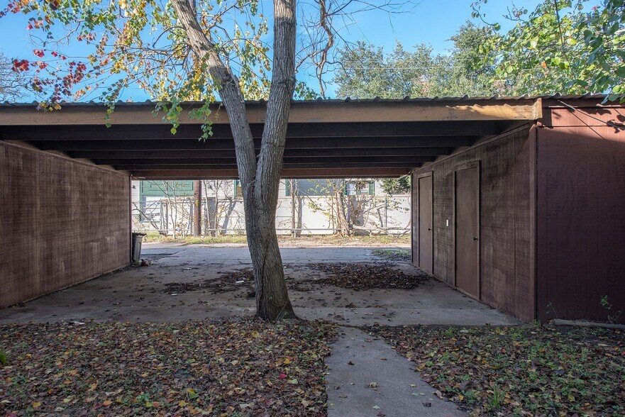Building Photo - 3 Bed, 1.5 Bath Townhome in Bryan for August Move In!