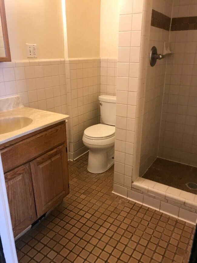 Building Photo - Spacious 5 bedroom house Centrally located to U of M Campus