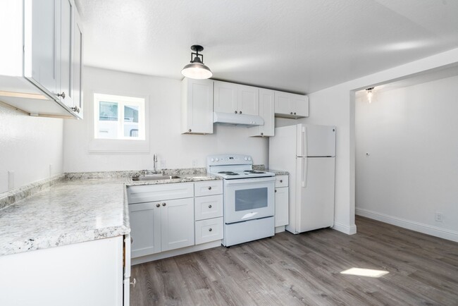 Building Photo - 2120 Lincoln Ave #D - 2 bedroom | 1 bath |...