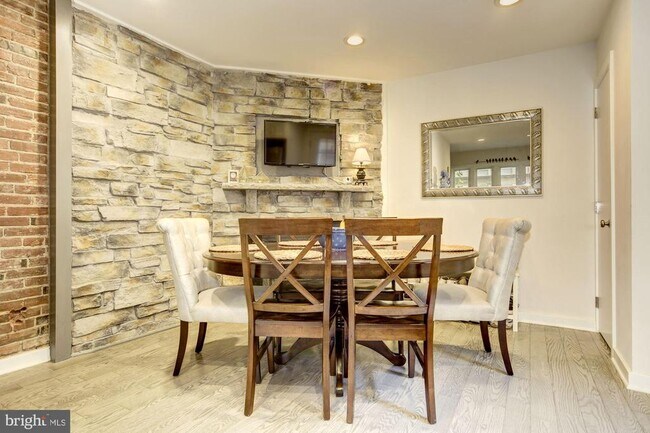 Building Photo - 430 Poplar St