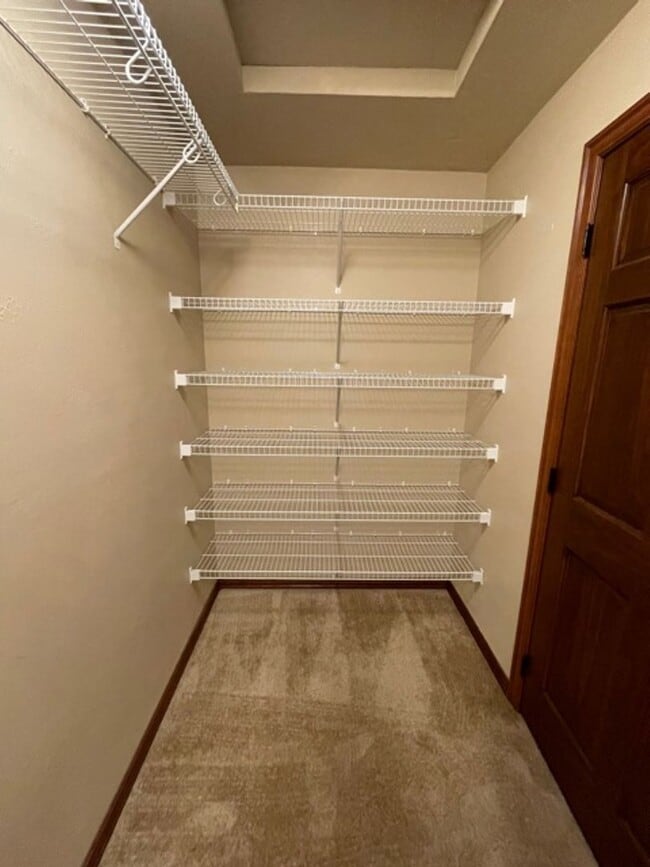 Building Photo - 2 Bedroom, 2 Bathroom Upper Available