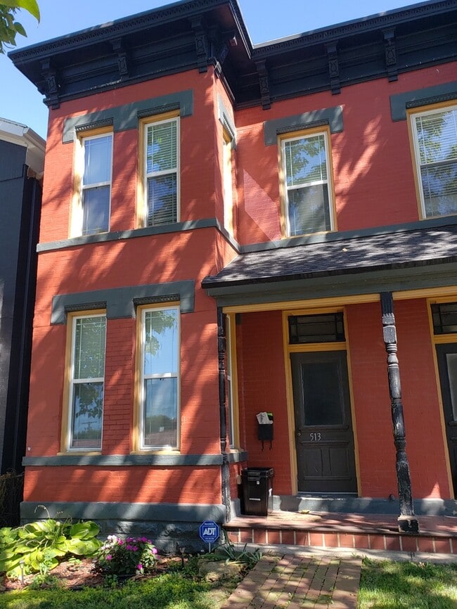 Building Photo - Spacious 2-level apartment with 1 bedroom and 2 full baths located in Kansas City, MO.