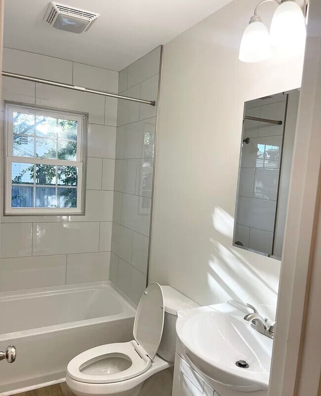 Building Photo - 3 Bed 1 Bath Single Family Brick Home