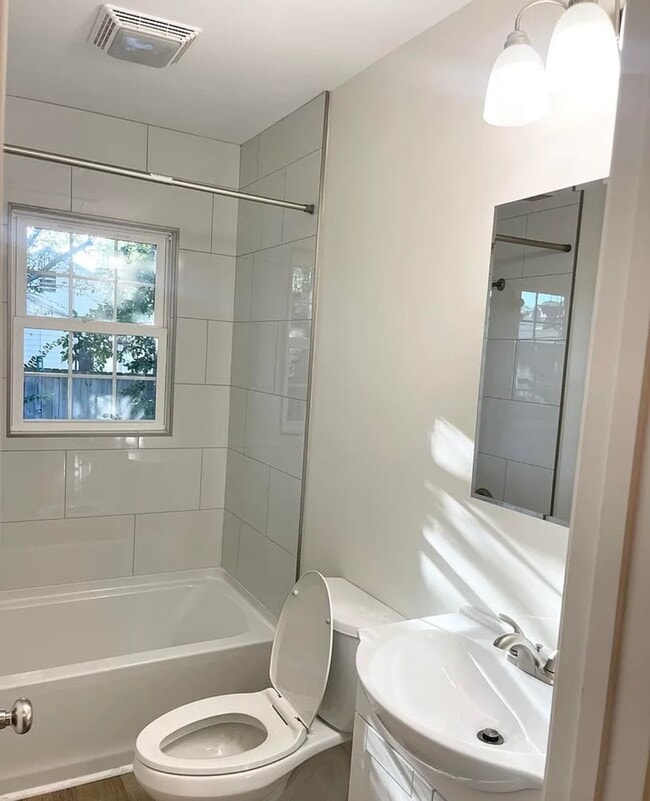 Building Photo - ***SPECIAL OFFER*** 3 Bed 1 Bath Single Family Brick Home