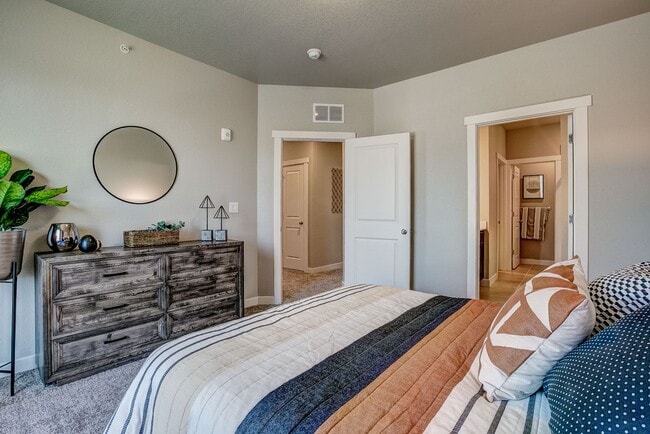 Building Photo - Move-In Ready 3-Bedroom Townhome with Garage & Modern Finishes in Loveland!