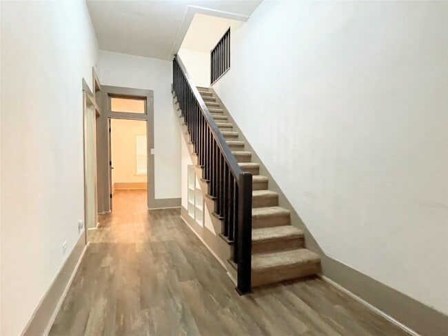 Building Photo - 210 Crescent Dr