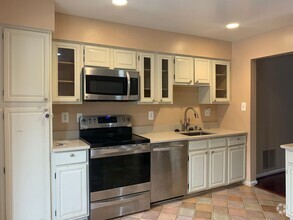 Building Photo - Spacious 3 Level Townhouse Backs to Trees