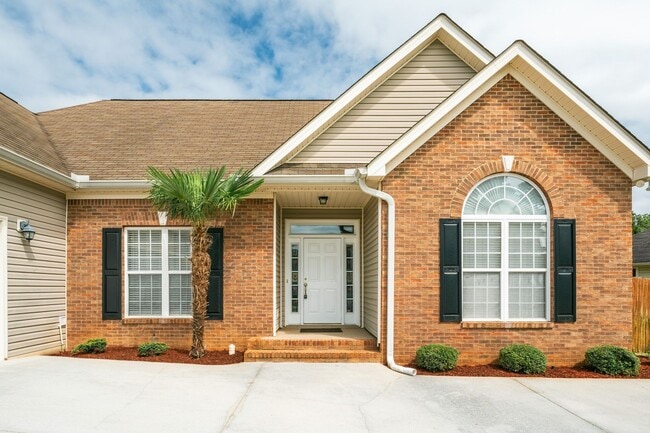 Building Photo - 256 Southbank Dr