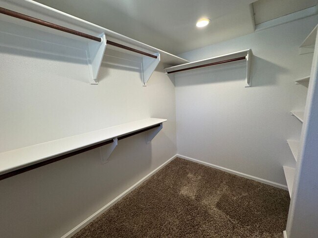 Building Photo - 255 Circle Dr