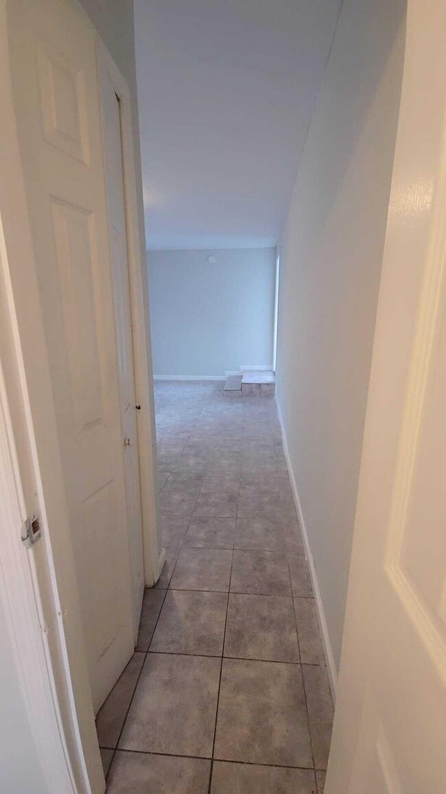 Building Photo - 621 NW 5th Ave