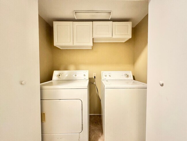 Building Photo - 2 Bedroom in College Hill Convenient to UN...