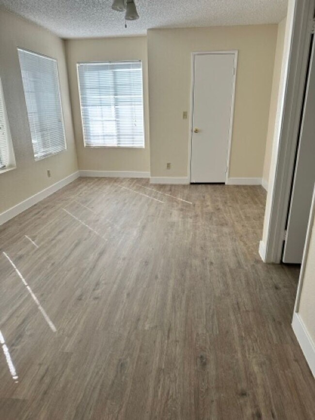 Building Photo - Newly Renovated 1 Bedroom!