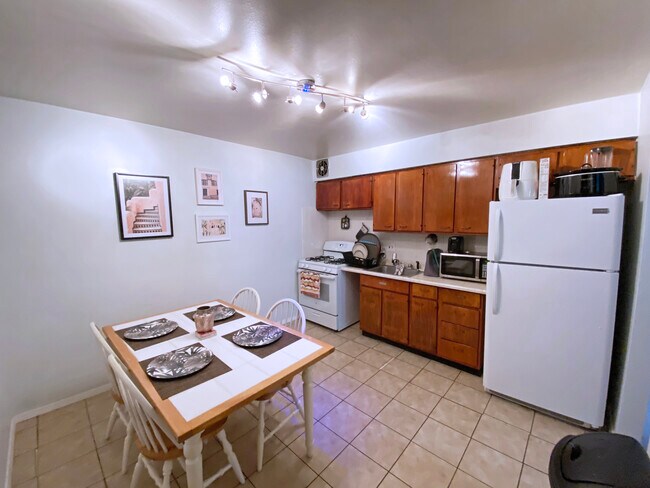Kitchen - 2000 Bellevue Ave