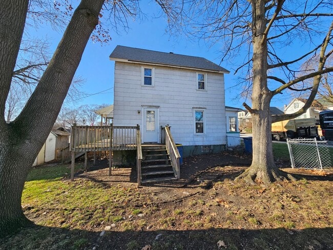 Building Photo - 3 bed, 1 bath, Mishawaka. Fenced Yard. Garage.