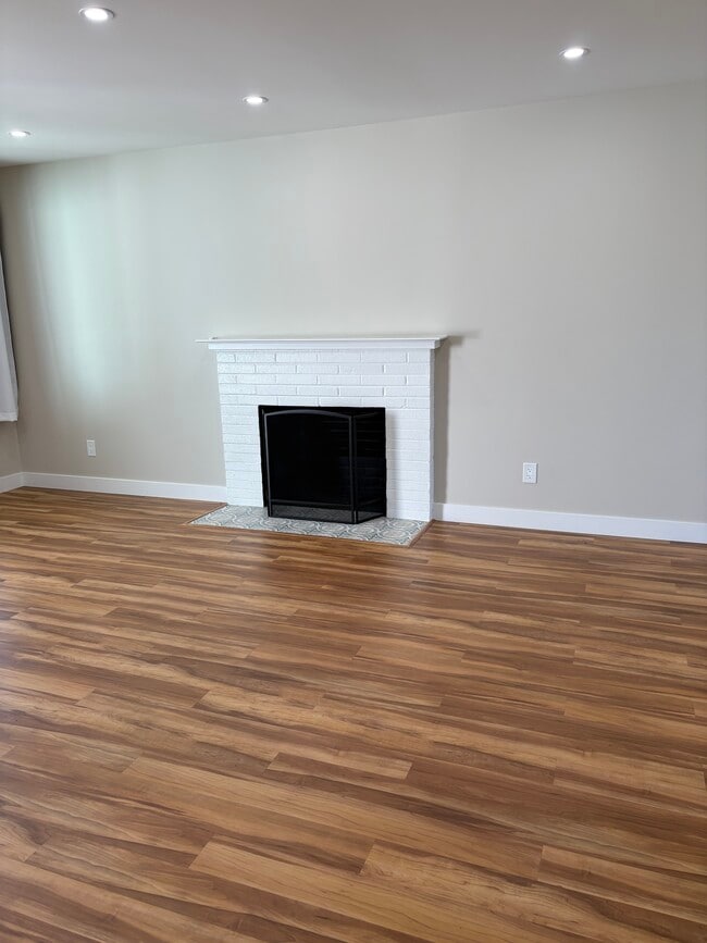 Building Photo - 2287 Poplar Ave