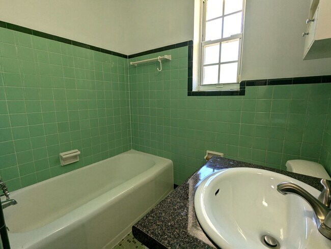 Building Photo - Adorable 3/2 with updated kitchen and full...