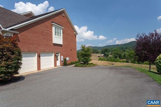 Building Photo - 585 Ragged Mountain Dr