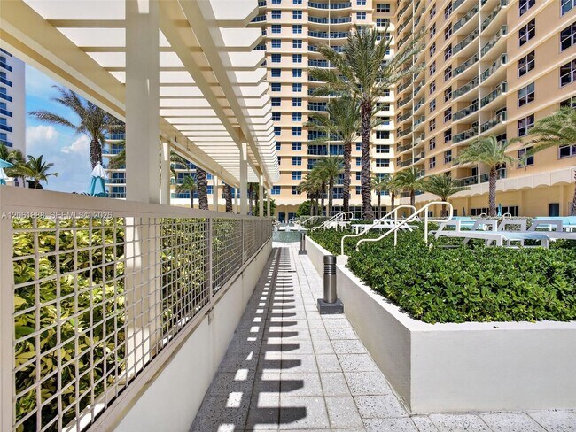Building Photo - 2501 S Ocean Dr