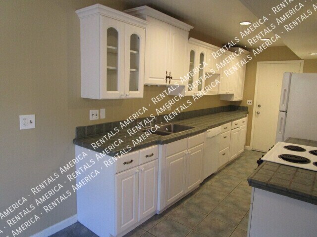 Building Photo - 711 E North Ln