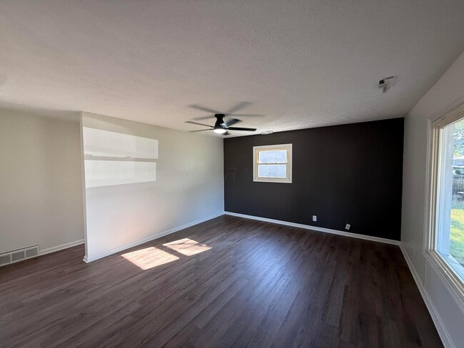 Building Photo - 100 Valley View Dr