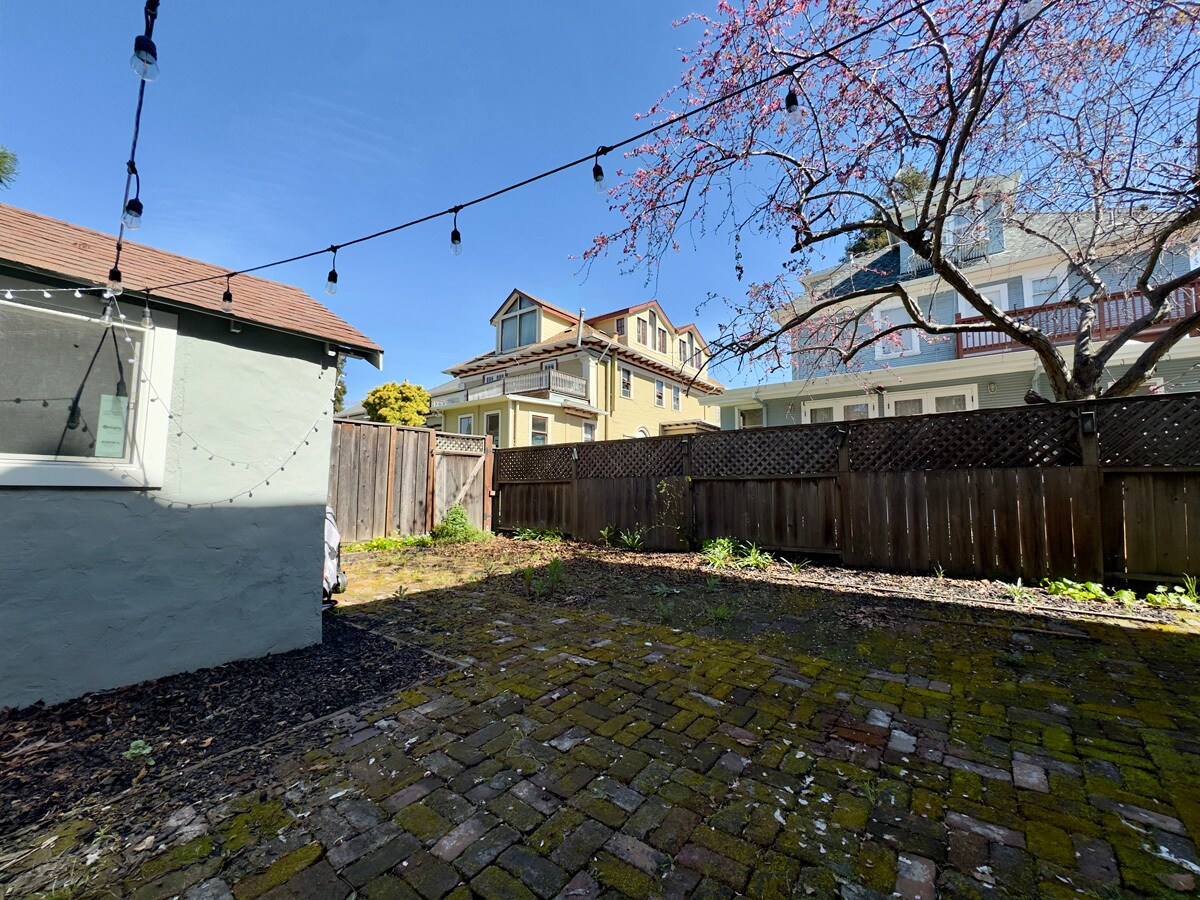 Building Photo - 2211 Haste St