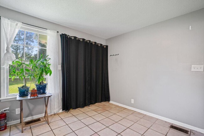 Building Photo - Renovated 3-Bed/2-Bath Home with Garage & ...