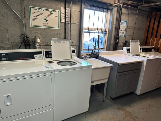 Building Photo - 2411 W Balmoral Ave