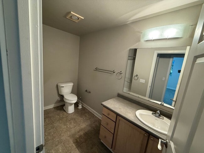 Building Photo - Beautiful Bottom Floor 2bd 1bath Condo For...